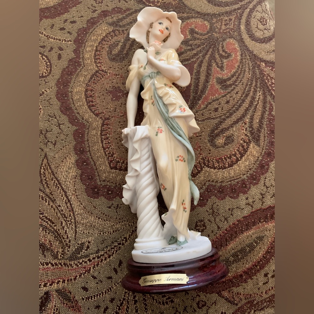 Giuseppe Armani stunning “Figurine of the year”.           Made in Italy